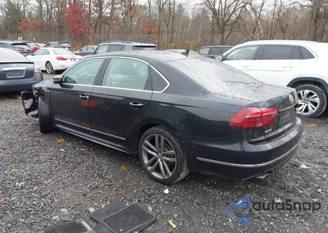 2017 Volkswagen Passat 1.8T R-Line z USA, uszkodzony, nr VIN 1VWDT7A31HC068714